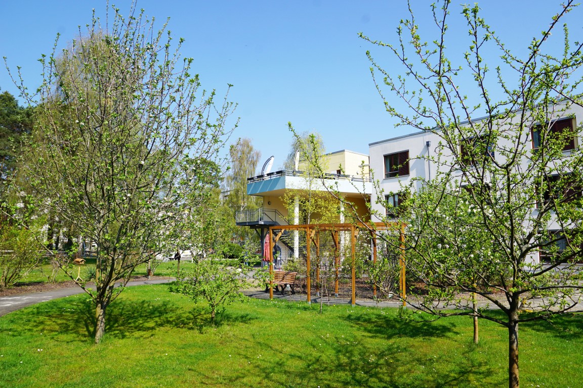 Gebäudeansicht auf die Pflegeeinrichtung für Menschen mit Demenz in Ludwigsfelde.