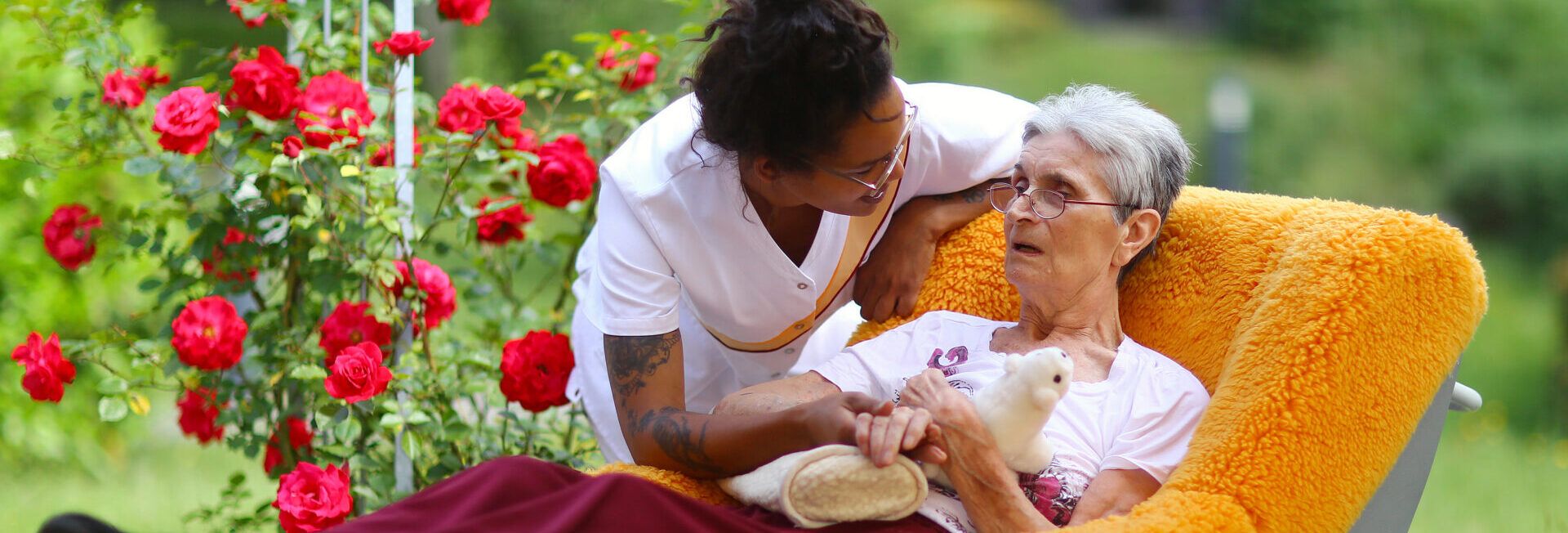 Eine Pflegerin betreut eine demente Seniorin.