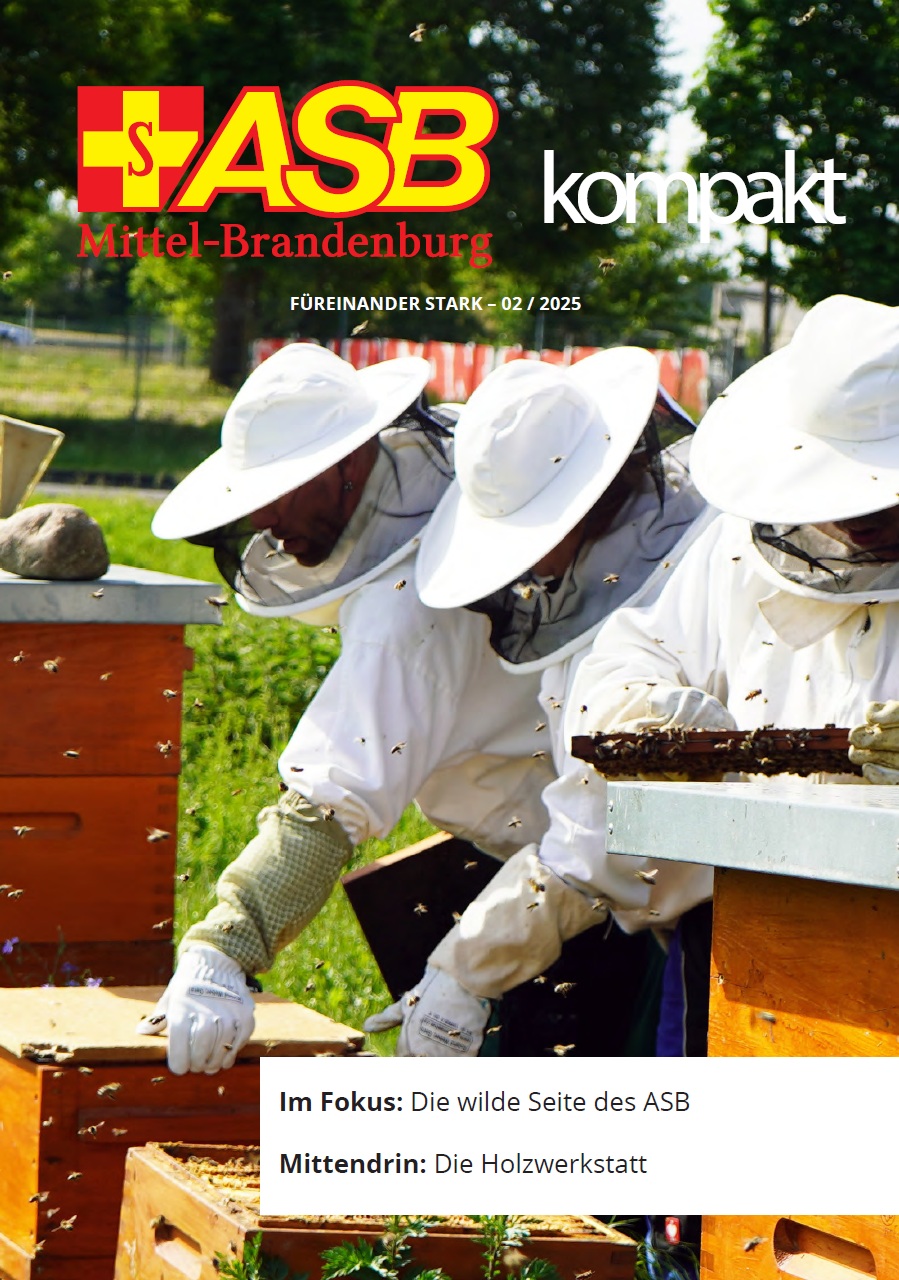 Die Titelseite des ASB-kompakt-Magazins. Auf ihr befinden sich drei Imker in ihrer weißen Arbeitskleidung. Sie arbeiten an Bienenkästen.
