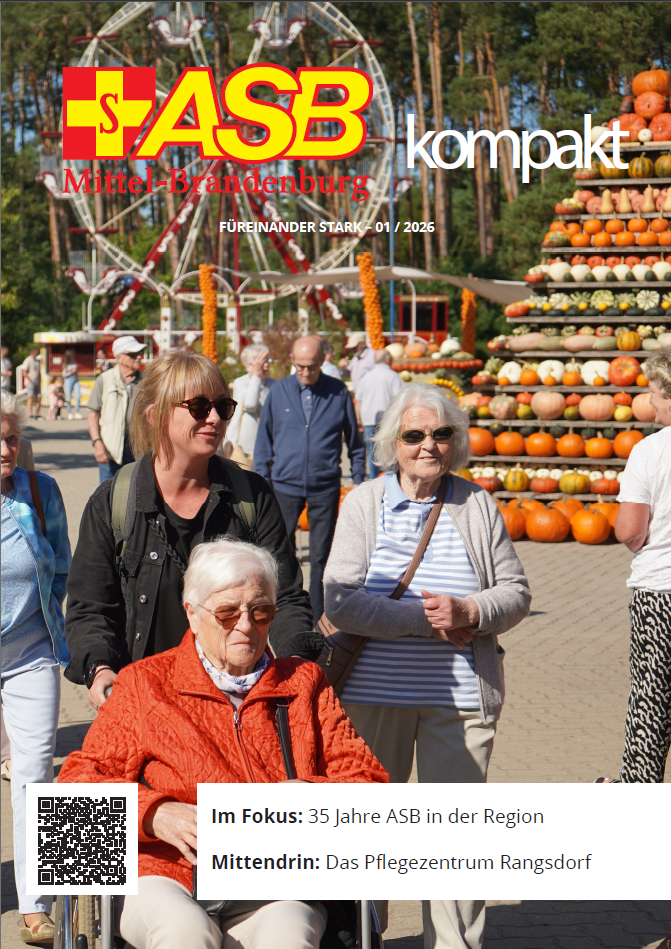 Das Titelbild der ASB kompakt . Man erkennt einige Senioren mit einer Betreuerin auf einem Markt.