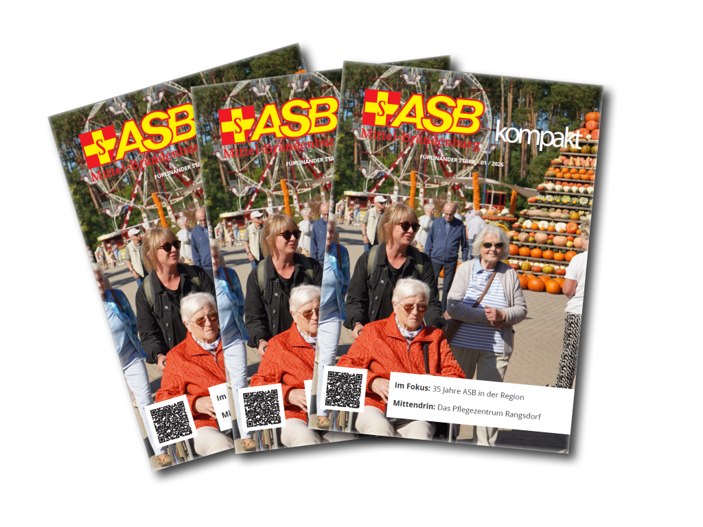 Drei Exemplare der ASB kompakt übereinanderliegend. Auf dem Titelbild erkennt man einige Senioren mit einer Betreuerin auf einem Markt.